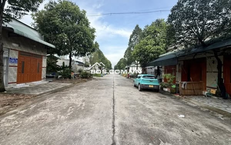 Chủ cần tiền kinh doanh bán gấp đất nền giá 700 triệu nằm ngay khu công nghiệp, sổ hồng riêng