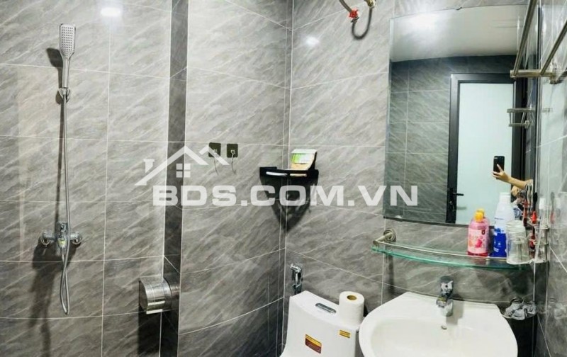 NHÀ ĐẸP Ở NGAY, 20M RA Ô TÔ, 7 TẦNG THANG MÁY-NGÕ RỘNG.