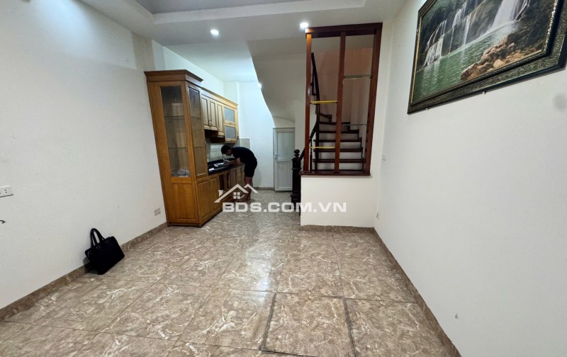 TRUNG TÂM CẦU GIẤY - NHÀ ĐẸP LỘNG LẪY - DÂN XÂY CHẮC CHẮN - 5 TẦNG KIÊN CỐ - VUÔNG VỨC NỞ HẬU