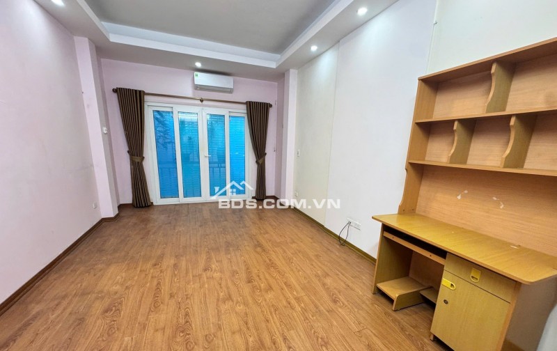 TRUNG TÂM CẦU GIẤY - NHÀ ĐẸP LỘNG LẪY - DÂN XÂY CHẮC CHẮN - 5 TẦNG KIÊN CỐ - VUÔNG VỨC NỞ HẬU
