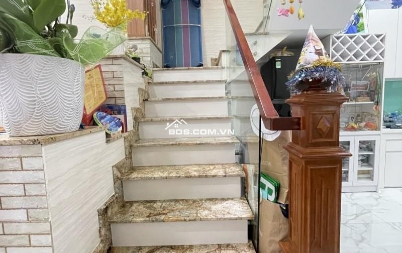 Nhà bán ngay Lạc Long Quân, Diện tích 4 x 15, 4 tầng, 3 phòng mới ở ngay, Giá chỉ nhỉnh 7 tỷ
