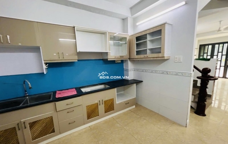 NHÀ HOT CỠ PHIM MƯA ĐỎ - ngay phố ẩm thực Bàn Cờ, 40m2, 3 tầng 4 phòng ngủ -6 tỷ (phẩy nhẹ)