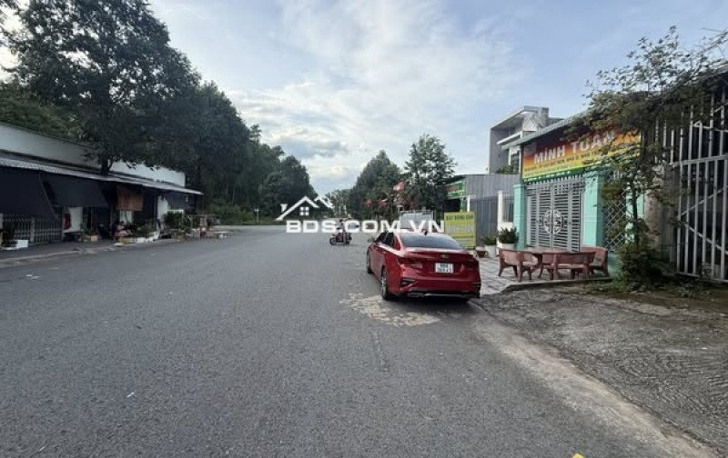 Chủ cần tiền kinh doanh bán gấp đất nền giá 700 triệu nằm ngay khu công nghiệp, sổ hồng riêng