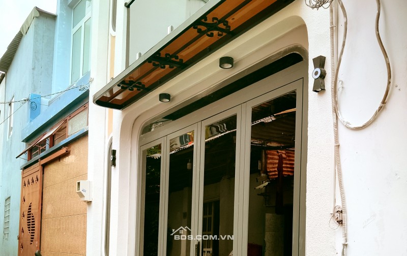 Nhà phố thiết kế hiện đại – sang trọng, phong cách tối giản 1 trệt 1 lầu 3 phòng ngủ gần Phan Xích Long 6.8 tỷ