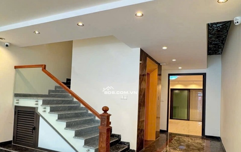 Bán nhà mặt đường tại đằng hải, dt :143m , 4 tầng thang máy giá hơn 9 ty