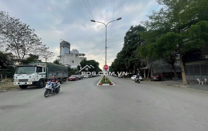 Ba đât loo 9, gần ngay chân cầu vượt big c, tuyến 2 Lê Hồng phong