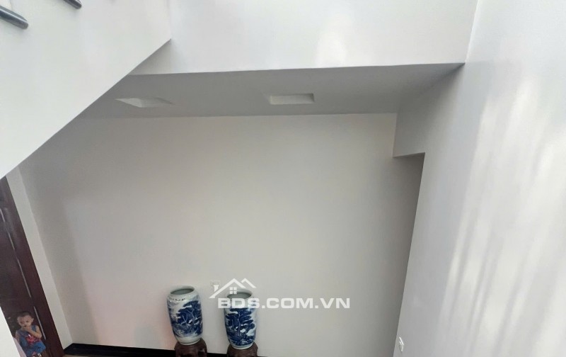 Bán nhà dân xây ,kinh doanh buôn bán tốt , nội thất toàn bộ laf gỗ lim xịn xò