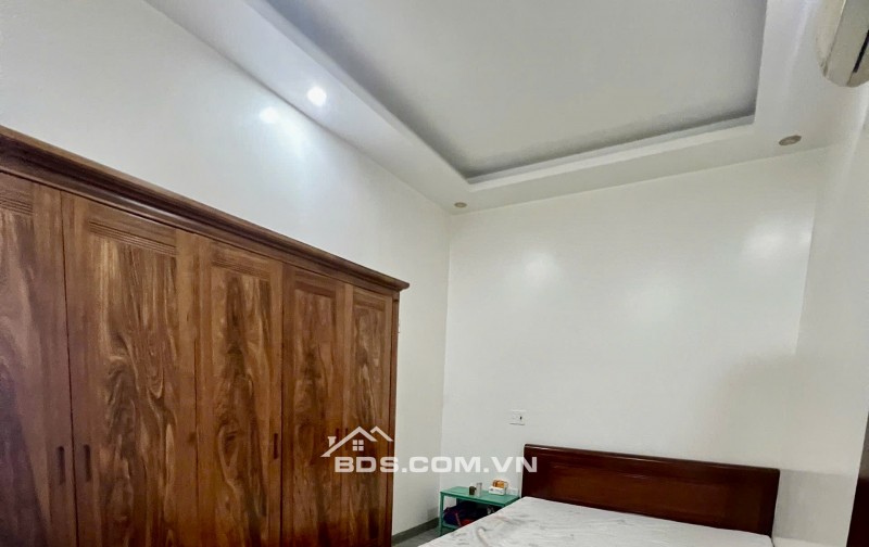 Bán nhà dân xây ,kinh doanh buôn bán tốt , nội thất toàn bộ laf gỗ lim xịn xò