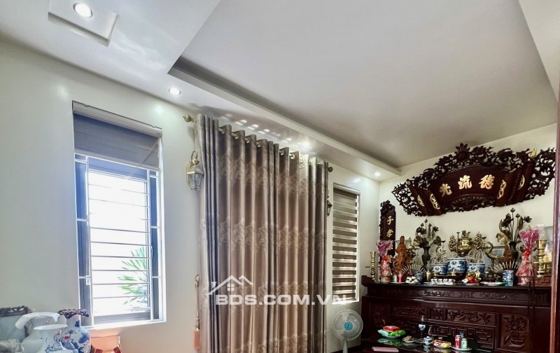 Bán nhà dân xây ,kinh doanh buôn bán tốt , nội thất toàn bộ laf gỗ lim xịn xò