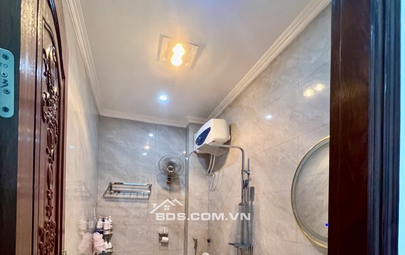 Bán nhà dân xây ,kinh doanh buôn bán tốt , nội thất toàn bộ laf gỗ lim xịn xò