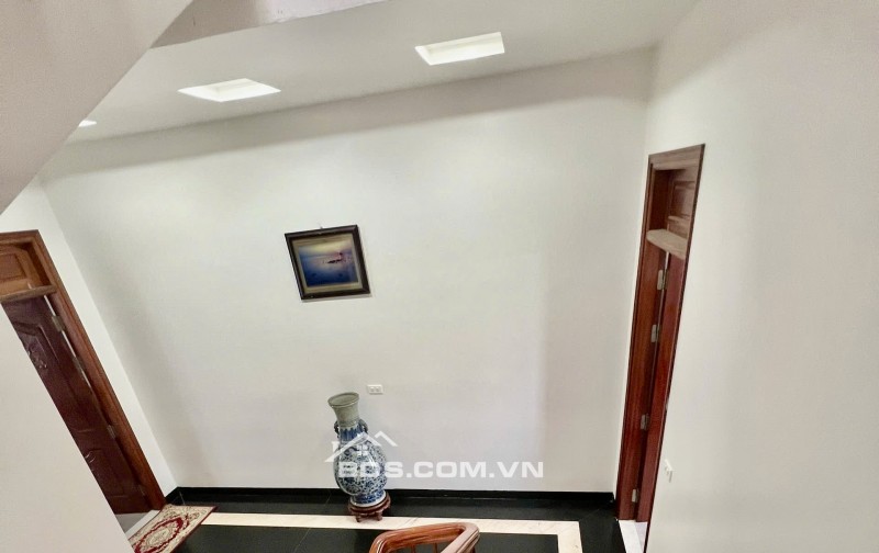 Bán nhà dân xây ,kinh doanh buôn bán tốt , nội thất toàn bộ laf gỗ lim xịn xò