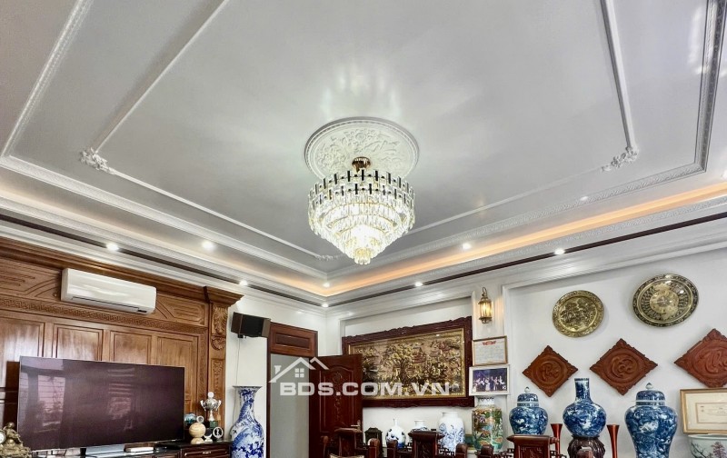 Bán nhà dân xây ,kinh doanh buôn bán tốt , nội thất toàn bộ laf gỗ lim xịn xò