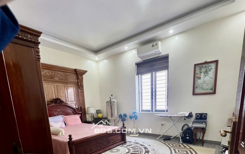 Bán nhà dân xây ,kinh doanh buôn bán tốt , nội thất toàn bộ laf gỗ lim xịn xò