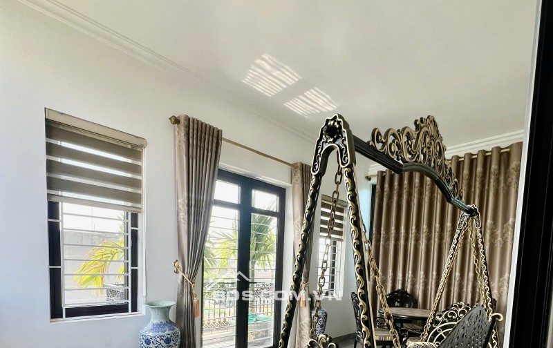 Bán nhà dân xây ,kinh doanh buôn bán tốt , nội thất toàn bộ laf gỗ lim xịn xò