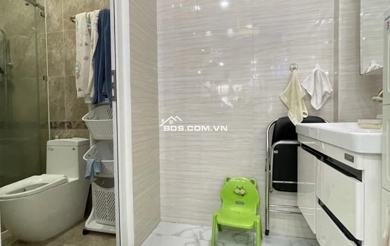 Nhà bán ngay Lạc Long Quân, Diện tích 4 x 15, 4 tầng, 3 phòng mới ở ngay, Giá chỉ nhỉnh 7 tỷ
