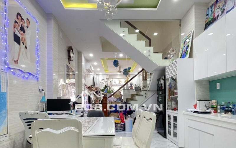 Nhà bán ngay Lạc Long Quân, Diện tích 4 x 15, 4 tầng, 3 phòng mới ở ngay, Giá chỉ nhỉnh 7 tỷ