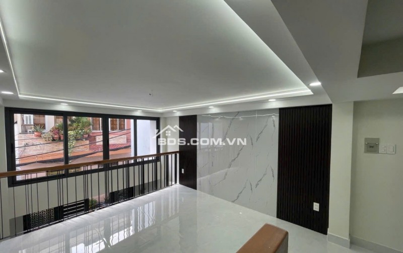 Tân Kỳ Tân Quý xe hơi đậu cửa chỉ cách AEONMall Tân Phú chỉ vài phút.