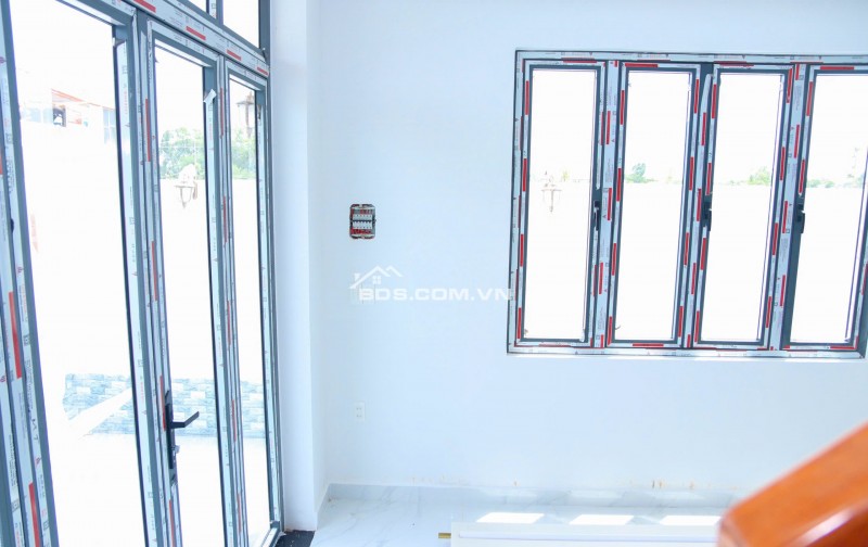 BÁN NHÀ ĐẸP TRUNG TÂM THỊ TRẤN CẦN ĐƯỚC BÀN GIAO FULL NỘI THẤT