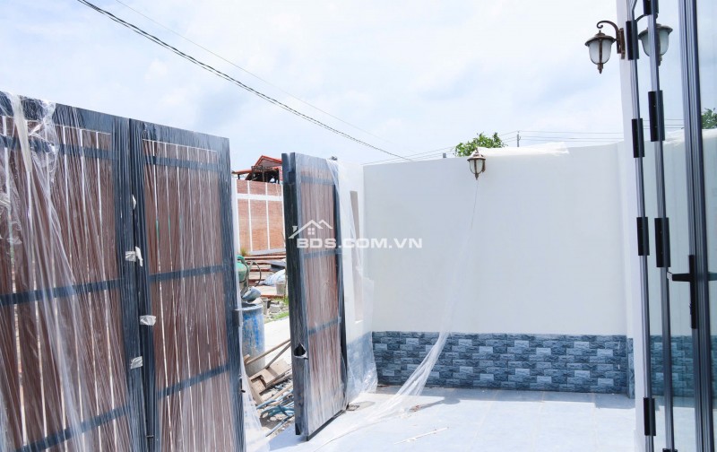 BÁN NHÀ ĐẸP TRUNG TÂM THỊ TRẤN CẦN ĐƯỚC BÀN GIAO FULL NỘI THẤT