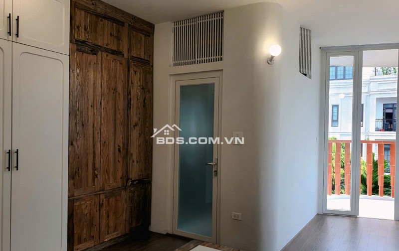 CĂN HỘ THÔNG TẦNG ĐẲNG CẤP – SỐNG NHƯ NGHỈ DƯỠNG NGAY GIỮA LÒNG LONG BIÊN   Chào mừng bạn đến với căn hộ thông tầng 3 phòng ngủ hiện đại tại 462 Ngọc Thụy – chỉ vài bước tới Trường quốc tế Pháp LFAY và KĐT Khai Sơn.