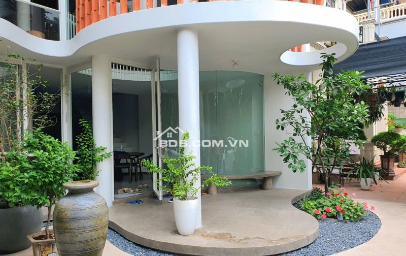 CĂN HỘ THÔNG TẦNG ĐẲNG CẤP – SỐNG NHƯ NGHỈ DƯỠNG NGAY GIỮA LÒNG LONG BIÊN   Chào mừng bạn đến với căn hộ thông tầng 3 phòng ngủ hiện đại tại 462 Ngọc Thụy – chỉ vài bước tới Trường quốc tế Pháp LFAY và KĐT Khai Sơn.