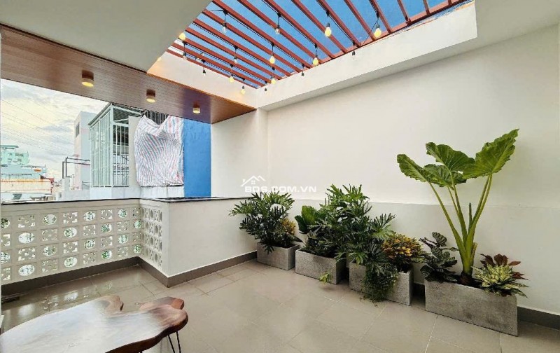  TRUNG TÂM GÒ VẤP - NGAY CÔNG VIÊN LÀNG HOA - 4 TẦNG - 63M² NỞ HẬU - XE HƠI ĐỖ CỬA - NHÀ MỚI FULL NỘI THẤT CAO CẤP.