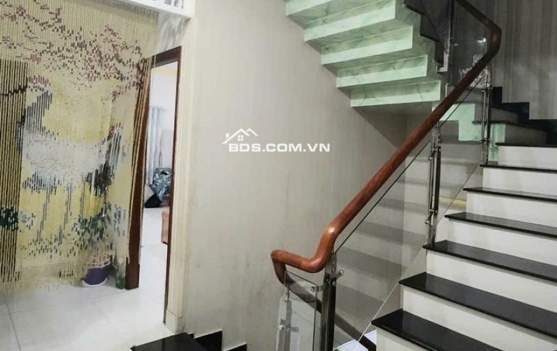 trước mặt KINH DOANH ĐỈNH 5 TẦNG (CÓ HẦM), địa điểm VÀNG TP DĨ AN, 122M², CHỈ 10.8 TỶ TL