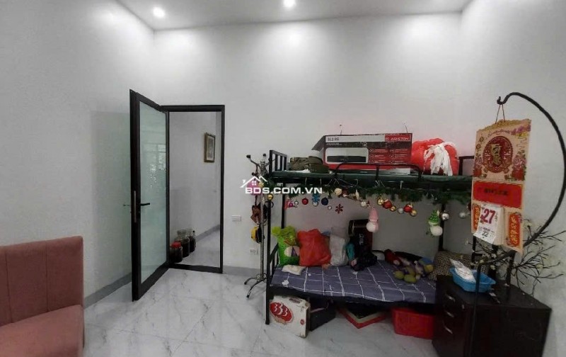 chỉ 6x tỷ sở hữu nhà long biên  60m2 3 tầng ô tô đỗ cửa . sổ đỏ vuông đẹp