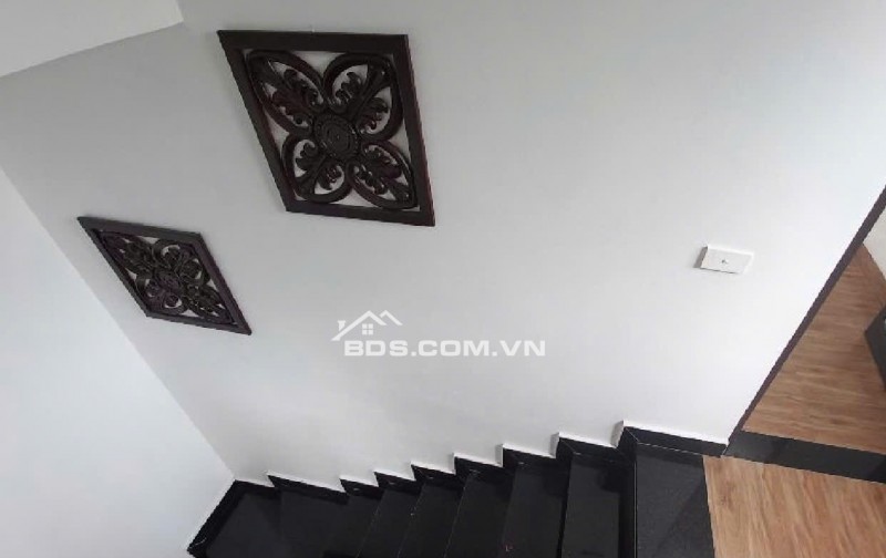 chỉ 6x tỷ sở hữu nhà long biên  60m2 3 tầng ô tô đỗ cửa . sổ đỏ vuông đẹp