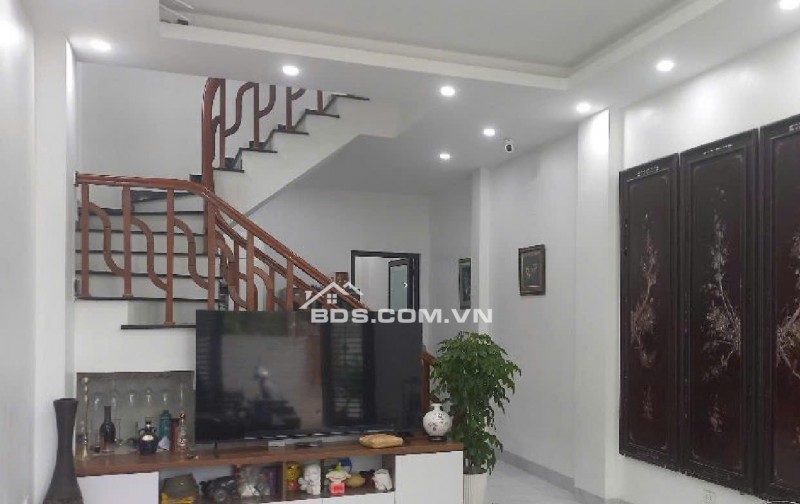 chỉ 6x tỷ sở hữu nhà long biên  60m2 3 tầng ô tô đỗ cửa . sổ đỏ vuông đẹp