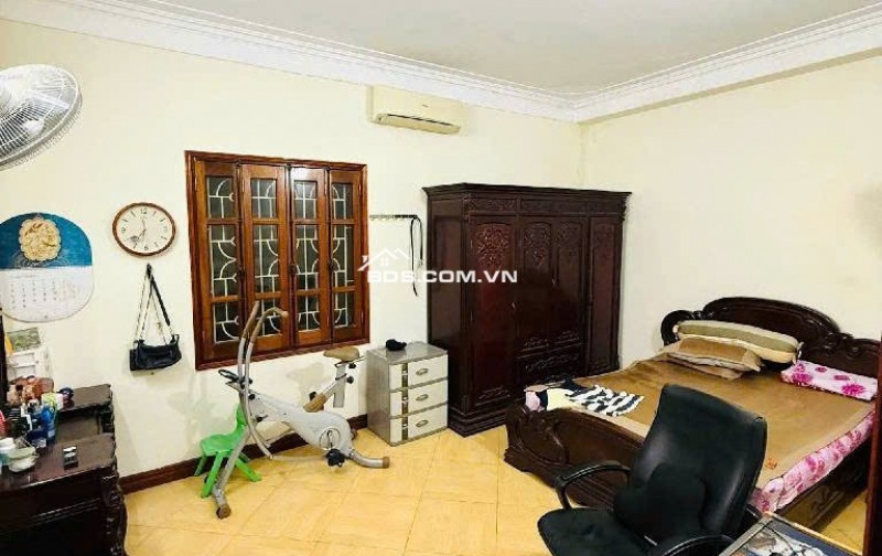 Hiếm! Bán nhà Lạc Long Quân – 90m², 3 tầng, gần Hồ Tây, sổ đỏ chính chủ, giá 13.9 tỷ
