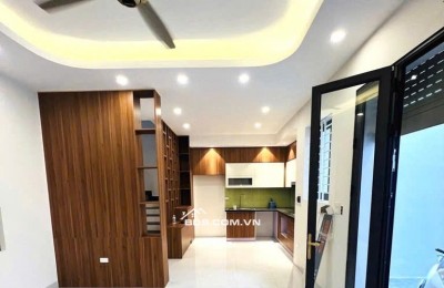 Chính chủ bán nhà Lạc Long Quân – 75m², 5 tầng, ngõ thoáng, giá hấp dẫn