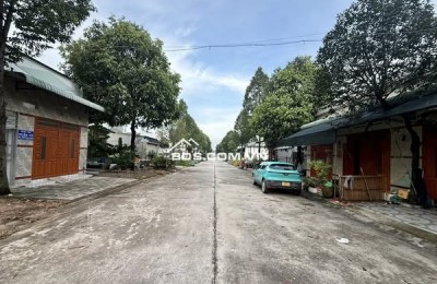 Chủ cần tiền kinh doanh bán gấp đất nền giá 700 triệu nằm ngay khu công nghiệp, sổ hồng riêng