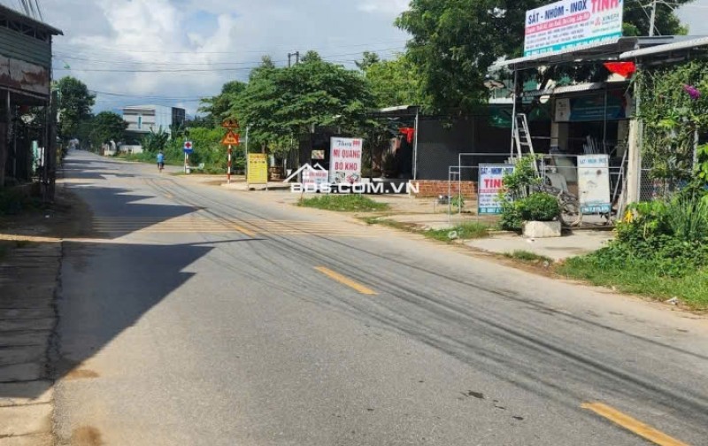 Bán lô đất tại xã Mộ Đức, Quảng Ngãi. Diện tích. 200m2 (full thổ cư). Giá chỉ 3,8tr/m2