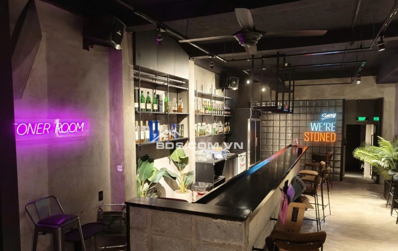 Sang quán bar mặt bằng lầu 3, KP Nhật hẻm 8A Thái Văn Lung Q1