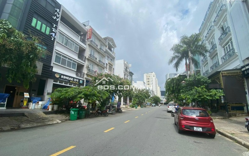 Bán nhà phồ Hưng Gia PMH Q7 giá chỉ có 28,5tỷ full nội thất đẹp, có thang máy.