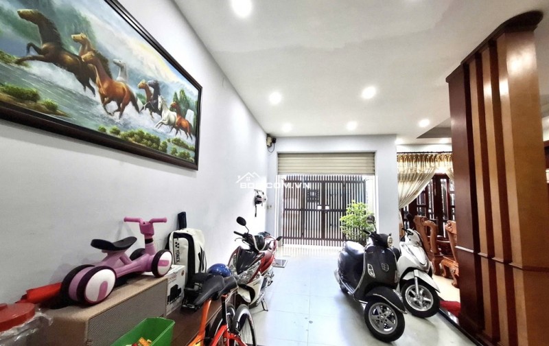 NHÀ ĐẸP 3 TẦNG – HƯNG LÂN, BÀ ĐIỂM HÓC MÔN - 98m2 - 6.99 tỷ  1 trệt, 2 lầu, sân thượng | 5PN + 1 Phòng thờ + 1 Phòng gym