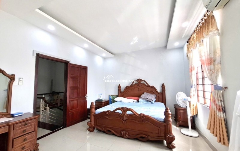 NHÀ ĐẸP 3 TẦNG – HƯNG LÂN, BÀ ĐIỂM HÓC MÔN - 98m2 - 6.99 tỷ  1 trệt, 2 lầu, sân thượng | 5PN + 1 Phòng thờ + 1 Phòng gym