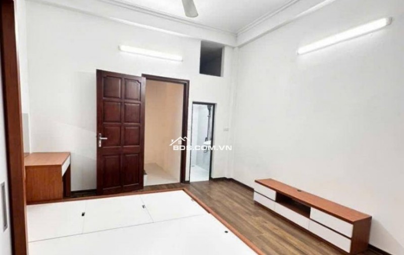 NHÀ PHÂN LÔ ĐƯỜNG CẦU GIẤY - OTO 5 TẠ ĐỖ CỬA - NGÕ NÔNG - GẦN PHỐ - FULL NỘI THẤT - DT 30m2x4T MT4M - 8.5TỶ