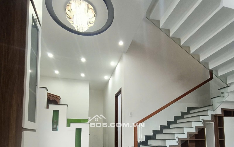 Bán nhà 2 mặt kiệt Ô TÔ thảm nhựa, Nhà 2,5 tầng kiệt Tôn Đức Thắng