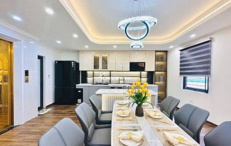 Nhà Đẹp Thang Máy Thịnh Quang 40m, 7 tầng, mt 5.5m,  giá 15.2 tỷ.