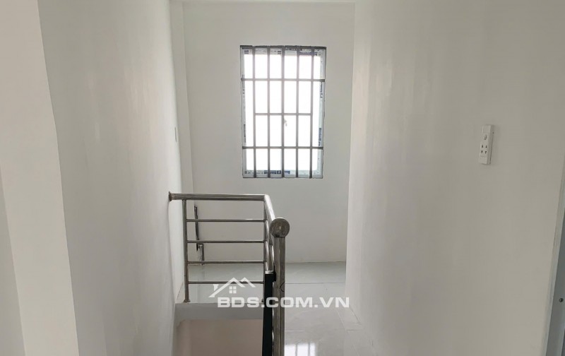 Bán nhà 1 trệt 1 gác suốt cách Nguyễn Văn Linh chỉ 100m nhà mới tinh