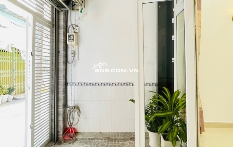 NHÀ ĐẸP 4 TẦNG VUÔNG VỨC NGAY EMART PHẠM VĂN CHIÊU