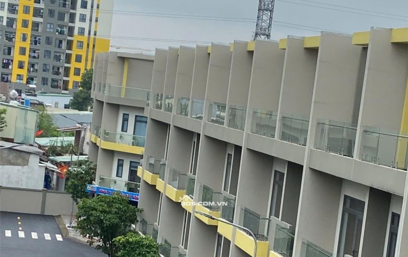 Nhà mặt phố Thống Nhất, Dĩ An: Vị trí vàng, kinh doanh đỉnh, 69m2, 3 tầng, 4PN, 6WC, sổ hồng trao tay, giá hời 8.4 tỷ!