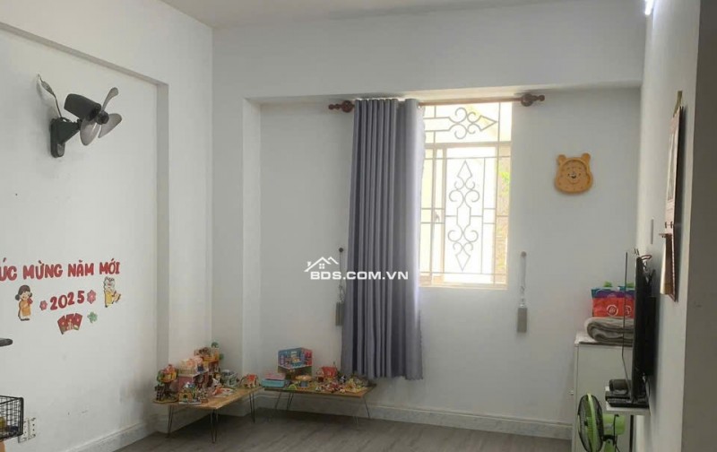 Chung cư 590, CMT8, Phường 11, Quận 3: 70m2, 2PN, thang bộ, 9tr