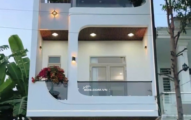 NHÀ 2 LẦU NGAY TRUNG TÂM HÀNH CHÍNH THỦ DẦU MỘT, TẶNG NỘI THẤT, CÓ SÂN ĐỂ Ô TÔ, ĐƯỜNG 7M