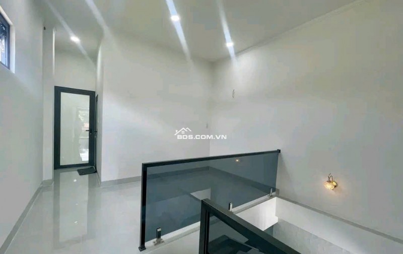 BÁN NHÀ 2 TẦNG MỚI, TẶNG LUÔN NỘI THẤT, KẾ ỦY BAN, TRƯỜNG HỌC VÀ BỆNH VIỆN CÁCH 500m