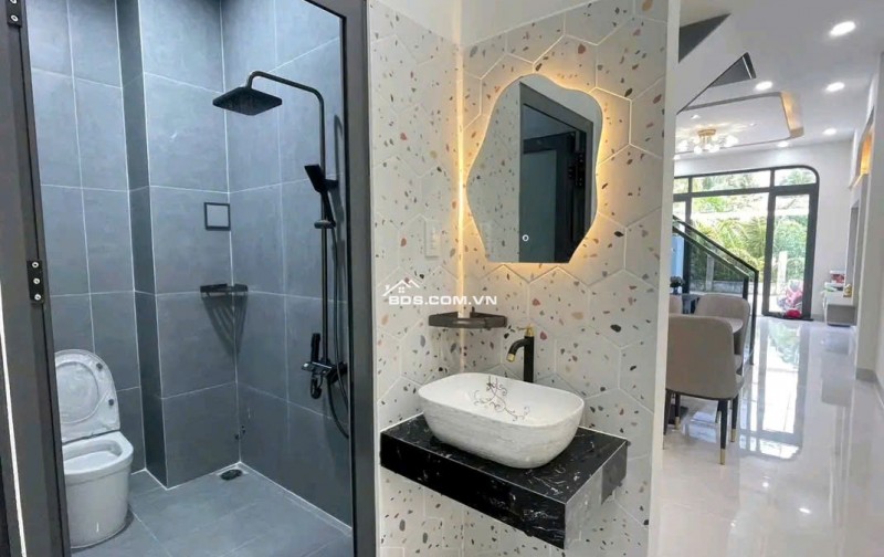 BÁN NHÀ 2 TẦNG MỚI, TẶNG LUÔN NỘI THẤT, KẾ ỦY BAN, TRƯỜNG HỌC VÀ BỆNH VIỆN CÁCH 500m