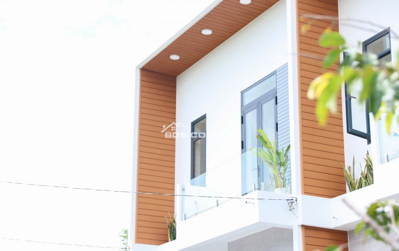 BÁN NHÀ ĐẸP TẠI MẶT TIỀN TRUNG TÂM THỊ TRẤN CẦN ĐƯỚC GIÁ CỰC TỐT