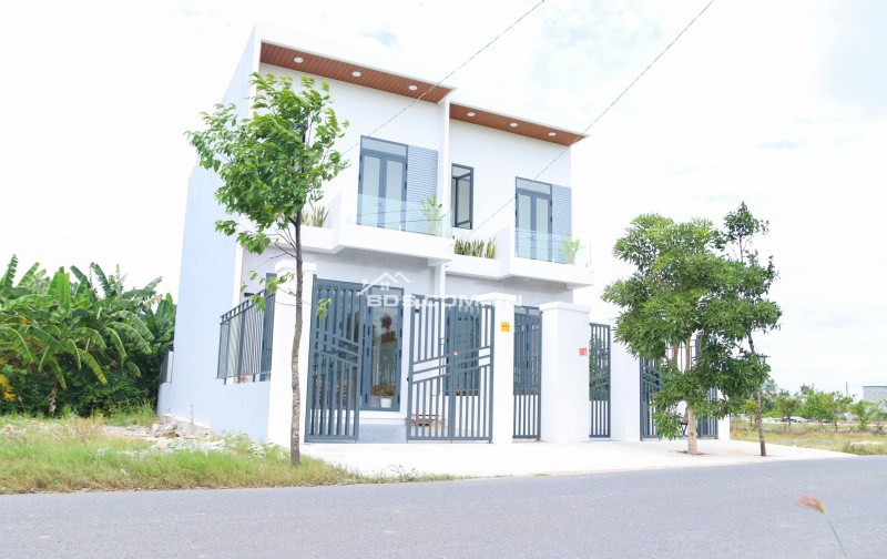BÁN NHÀ ĐẸP TẠI MẶT TIỀN TRUNG TÂM THỊ TRẤN CẦN ĐƯỚC GIÁ CỰC TỐT